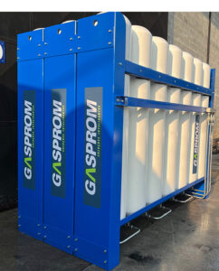 Sistema modular de armazenamento GNV com cilindros verticais, capacidade de até 3.360 litros e pressão máxima de 250 bar.