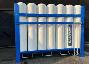 Sistema modular de armazenamento GNV com cilindros verticais, capacidade de até 3.360 litros e pressão máxima de 250 bar.
