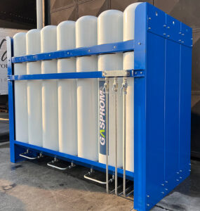Sistema modular de armazenamento GNV com cilindros verticais, capacidade de até 3.360 litros e pressão máxima de 250 bar.