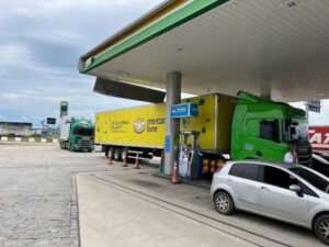 Caminhoões do Mercado livre abastecendo em dispensadores de alta vazão da Gasprom
