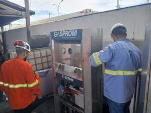 Dispenser de GNC de Alta Pressão Gasprom (EMAP) com gabinete de aço inoxidável, manômetro de leitura precisa e medidor mássico Coriolis.