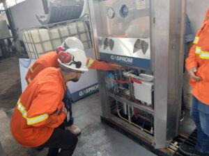 Dispenser de GNC de Alta Pressão Gasprom (EMAP) com gabinete de aço inoxidável, manômetro de leitura precisa e medidor mássico Coriolis.