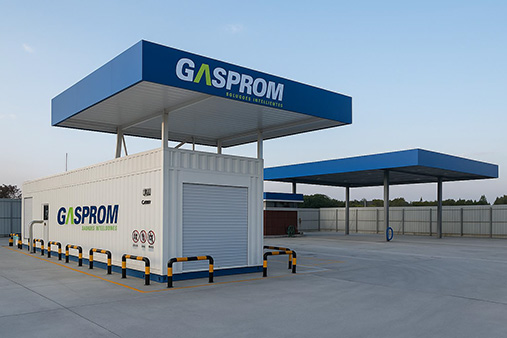 Posto de Abastecimento de GNL em Skid da Gasprom instalada em um pátio industrial, pronta para operação