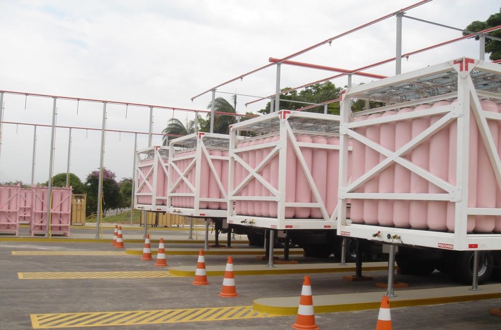 Base de compressão de GNC com carretas de feixes de cilindros nas baias de carregamento