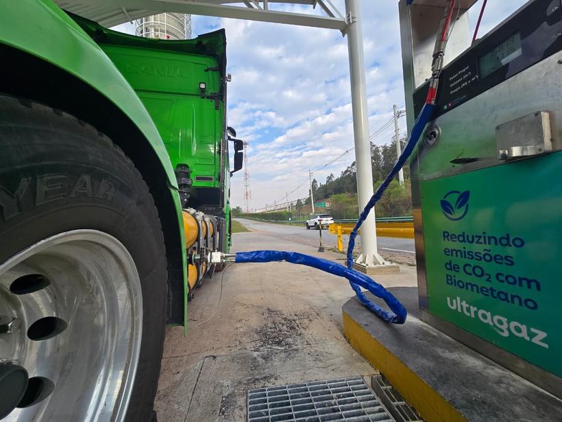 Caminhão Scania abastecendo biometano em posto Ultragaz