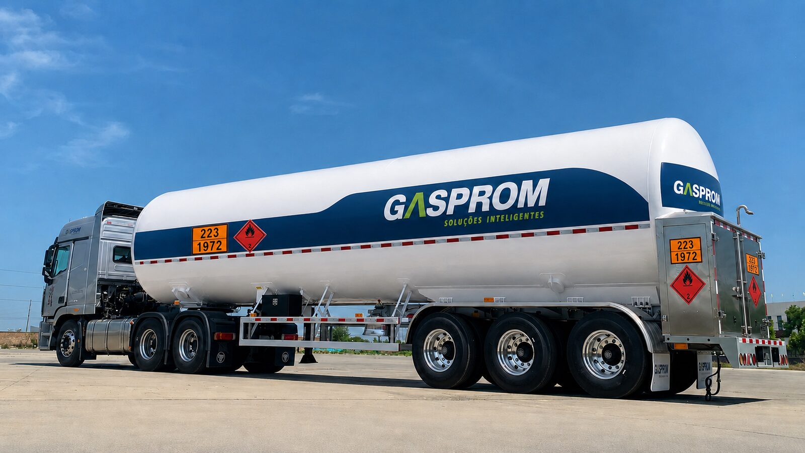 Carreta criogênica Gasprom para transporte rodoviário de GNL, com tanque isolado a vácuo e placas de identificação de produto perigoso