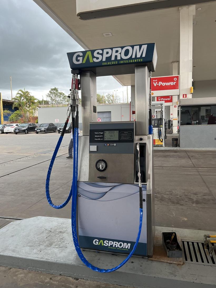 Dispenser Gasprom com painel ativo em posto Shell V-Power