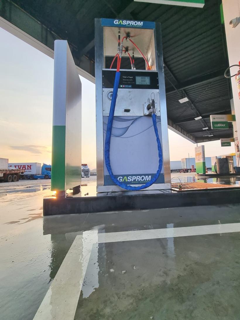 Dispenser Gasprom em posto da bandeira Petrobras Lubrax ao anoitecer