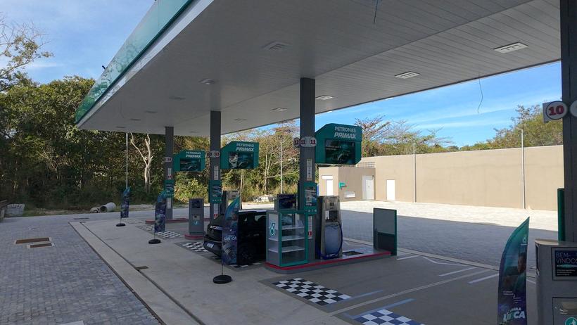 Pista de posto Petronas Primax com dispensers Gasprom instalados sob a cobertura