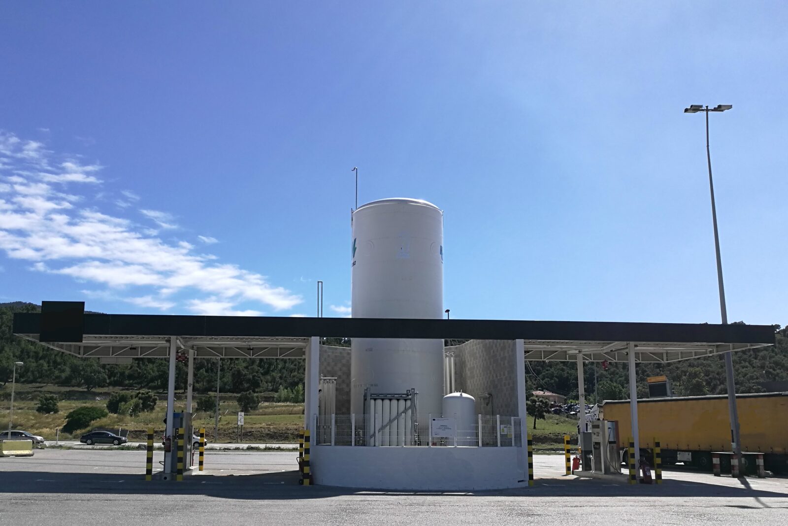 Posto de abastecimento de GNL com tanque criogênico vertical sob cobertura