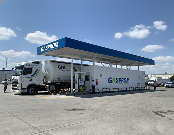 Posto modular de GNL da Gasprom instalado, com caminhão abastecendo sob a cobertura