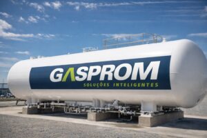 Tanque criogênico horizontal de armazenamento de GNL da Gasprom, sobre berços de concreto, com painel de válvulas criogênicas