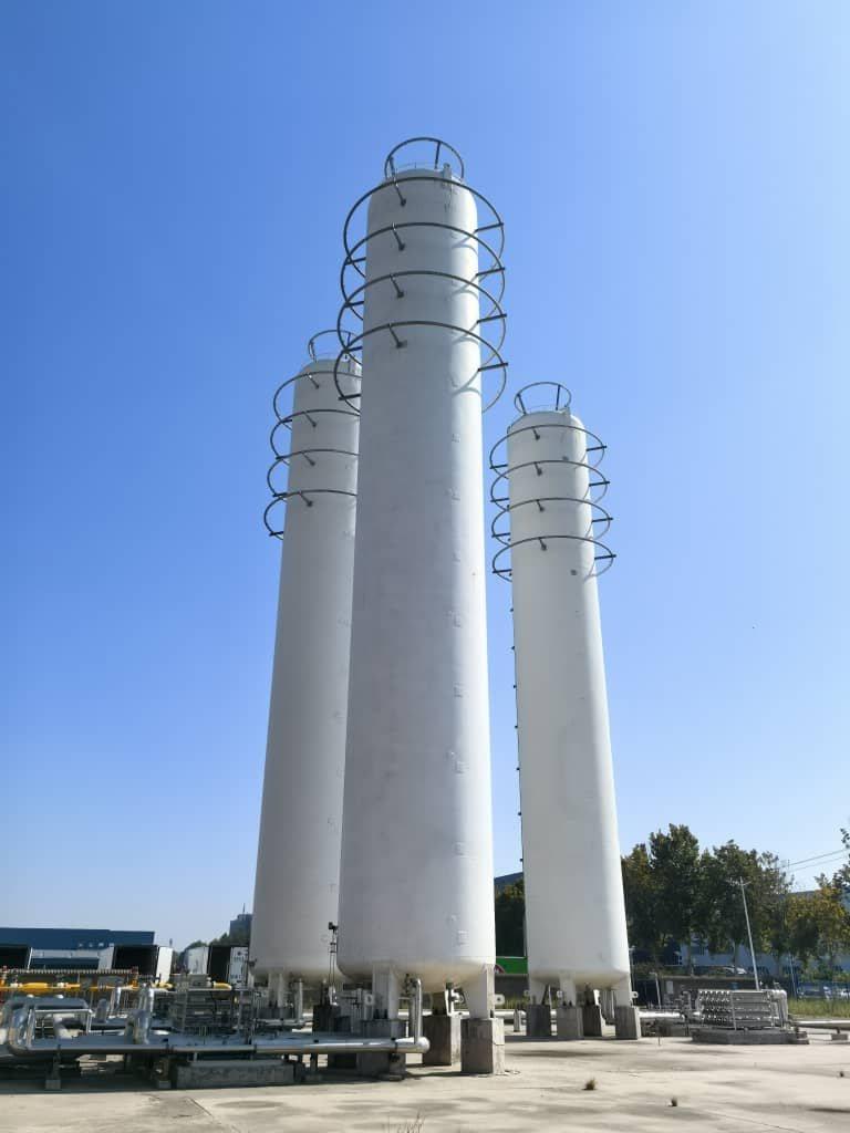 Tanques criogênicos verticais instalados em pátio